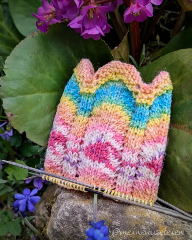 Guten Morgen und einen schönen Ostermontag.🌸
Bevor es losgeht, zeige ich euch noch mein Mitnahmeprojekt für den Urlaub, das ich gestern noch angeschlagen habe. Das Muster macht richtig Spaß und passt, wie ich finde, perfekt zur Färbung.
💛🩵🩷

📝: Waves and Piers Socks (aus: The little box of Socks)
🧶: Opal-Abo März 2025

Wₑᵣbᵤₙg, fᵣₑᵢwᵢₗₗᵢg & ᵤₙbₑzₐₕₗₜ!

#opalabomärz2025 #sockenstricken #socken #socks #handknitsocks #stinos #gestricktesocken #sokkenbreien #niegenugsocken #knitprodeu #opalabo  #opalyarn #opalsockenwolle #strickenmachtglücklich  #socklove #sockknitting  #stricken #breien #alliknitislove #modernknitting #knitting #knitwear #knittersofinstagram #socksofinstagram #ravelry  #wolligewuseleien #meinewuseleien