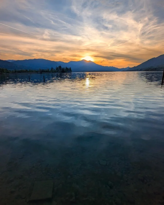 Ohne Worte.😍

#sonnenuntergang #sunset #urlaub #auszeit #strobl #wolfgangsee #salzkammergut#zeitzuzweit #diekleinendinge #dankbar  #beautiful #draußen#glücksmomente #achtsamkeit
#laufenmachtglücklich #outdoors #natur #nature #thepowerofnature #naturfotografie #naturephotography #naturelover #love #beautiful #instagood #view #meinewuseleien
