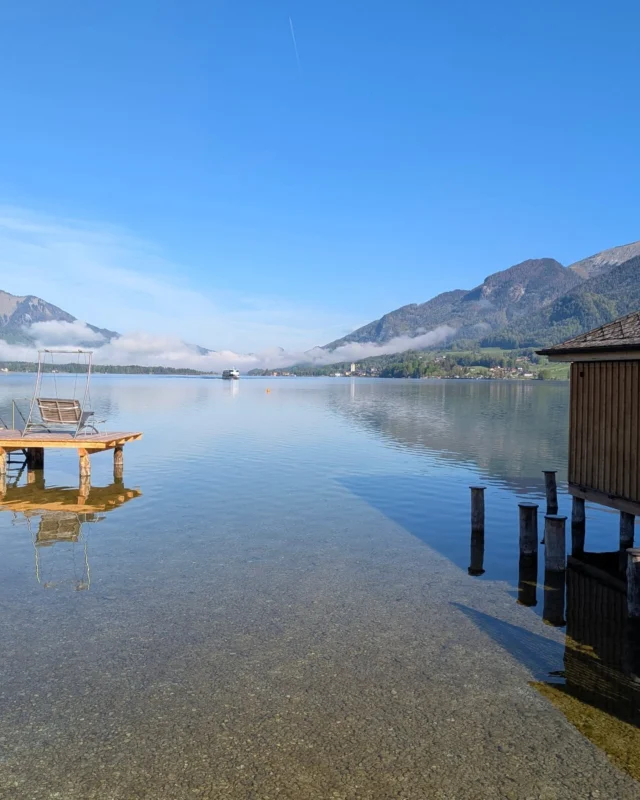 Einen wunderschönen Sonntag bei Kaiserwetter! ☀️💖🤗

Da zog es uns natürlich gleich am Morgen bereits an den See. Und so wird es heute auch bleiben. Wir werden den heutigen Tag komplett hier genießen, uns über das tolle Wetter freuen, viel draußen sein und vermutlich auch heute wieder zu viele Fotos machen. Und nein, das wird uns auch nach inzwischen fast 20 Jahren Urlaub hier nicht langweilig. So ist das mit der Seelenheimat nunmal. 🥰
Ich finde, gerade weil einem hier alles bereits so vertraut ist und es für uns so ein absoluter Wohlfühlort ist, setzt auch der Erholungseffekt viel eher ein als wenn man sich erst neu orientieren und organisieren muss. 
Was Neues nicht ausschließt. Machen wir ja auch immer wieder gerne. Aber zur reinen Entspannung, innerem Herunterkommen, Erholung pur und sicher auch so ein bisschen "Heile Welt Gefühl" wird dies hier immer unser Lieblingsort bleiben.❤️

#urlaub #auszeit #strobl #wolfgangsee #salzkammergut#zeitzuzweit #diekleinendinge #dankbar #beautiful #draußen#glücksmomente #achtsamkeit
#laufenmachtglücklich #outdoors #natur #nature #thepowerofnature #naturfotografie #naturephotography #naturelover #love #beautiful   #instagood #view #meinewuseleien