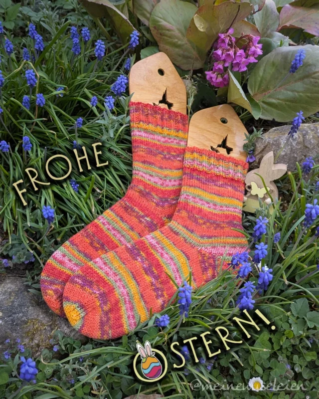 Frohe Ostern! 🧡💚💛🩷... und entspannte Feiertage.🐰

Punktlandung meiner "Osterstinos", die gestern Nachmittag noch fertig wurden. 
Heute steht bei uns vor allem Kofferpacken auf dem Programm, denn morgen geht's in den Urlaub.🤗

📝: Stinos
🧶: Opal-Abo Dezember 2015

Wₑᵣbᵤₙg, fᵣₑᵢwᵢₗₗᵢg & ᵤₙbₑzₐₕₗₜ!

#froheostern #sockensonntag  #sockenstricken #socken #socks #handknitsocks #stinos #gestricktesocken #sokkenbreien #niegenugsocken #knitprodeu #opalabo  #opalyarn #opalsockenwolle #strickenmachtglücklich  #socklove #sockknitting  #stricken #breien #alliknitislove #modernknitting #knitting #knitwear #knittersofinstagram #socksofinstagram #ravelry  #wolligewuseleien #meinewuseleien